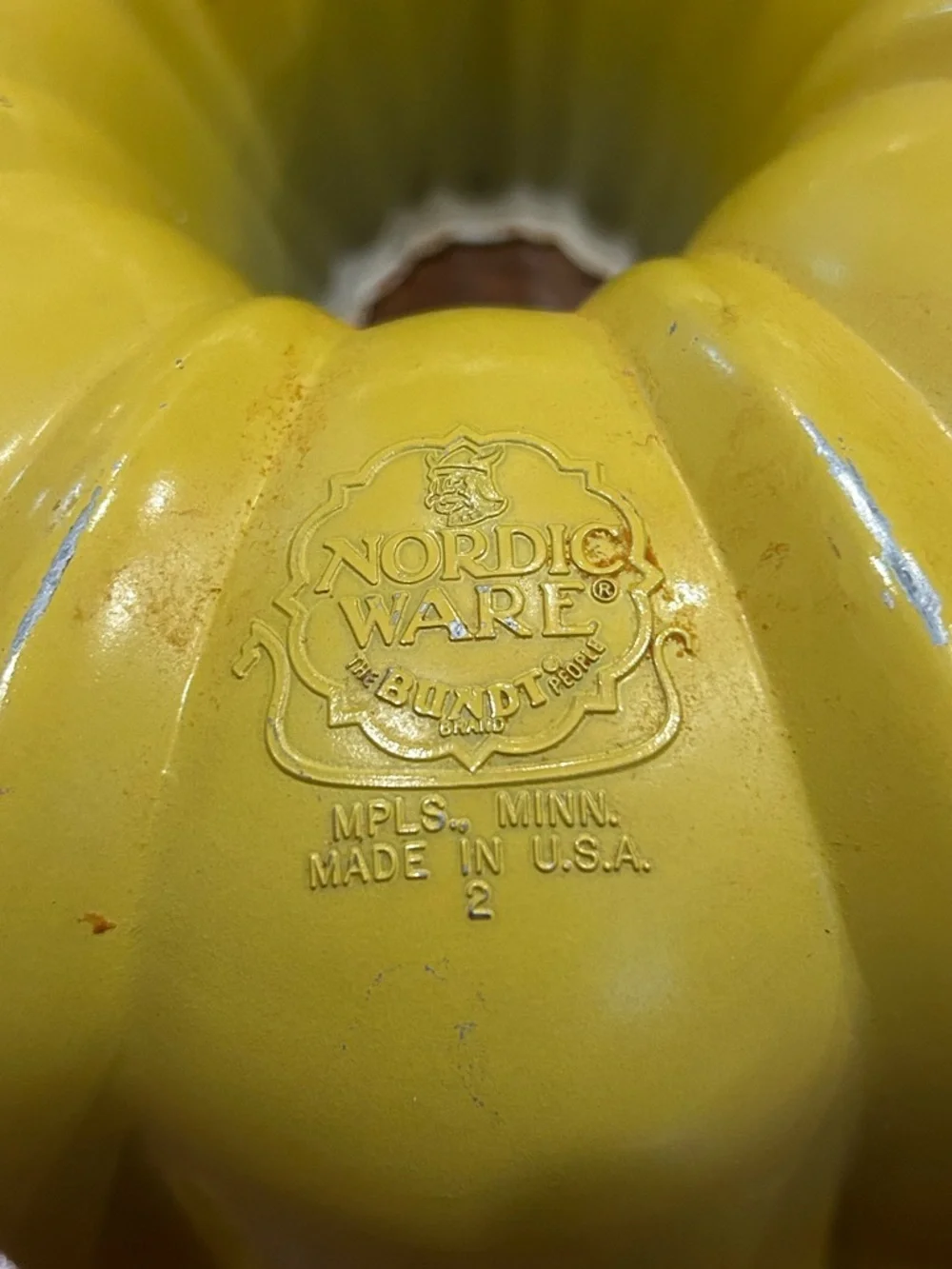 Nordic Ware Best Bundt Vintage Harvest Gold Gradient Aluminum Fluted Tube Pan